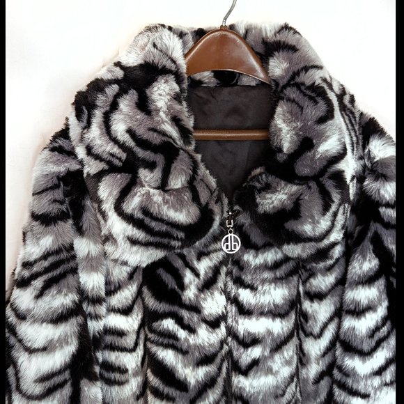 Exquisite DENNIS BASSO Sz 1X Gray, White & Black Womens REVERSIBLE Faux Fur Coat - Picture 2 of 6